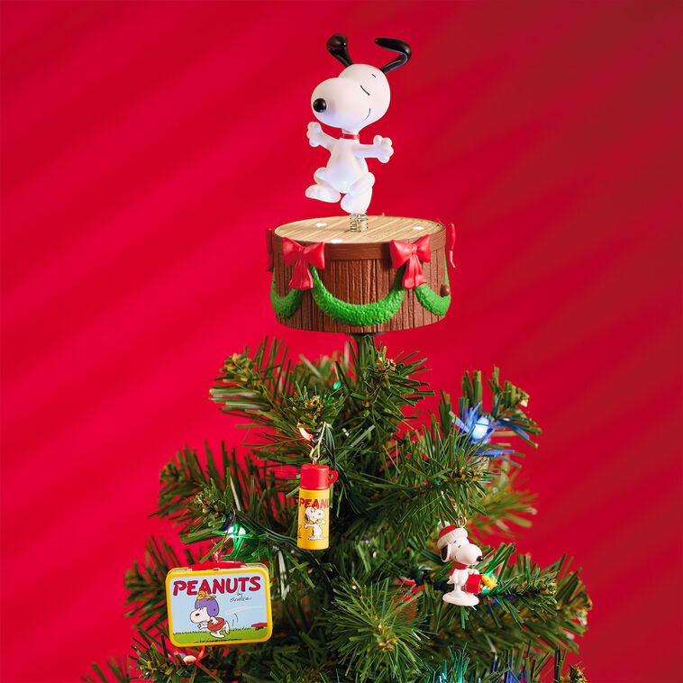 Hallmark 2026 Christmas Ornament Mini The Peanuts Gang Dancing Snoopy ShowToppers Musical Tree Topper With Light, 4"